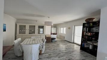 Apartment (A2) | Dining