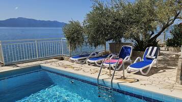 Hồ bơi ngoài trời