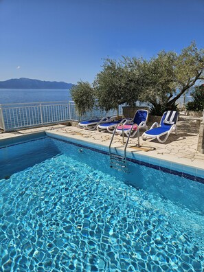 Hồ bơi ngoài trời 