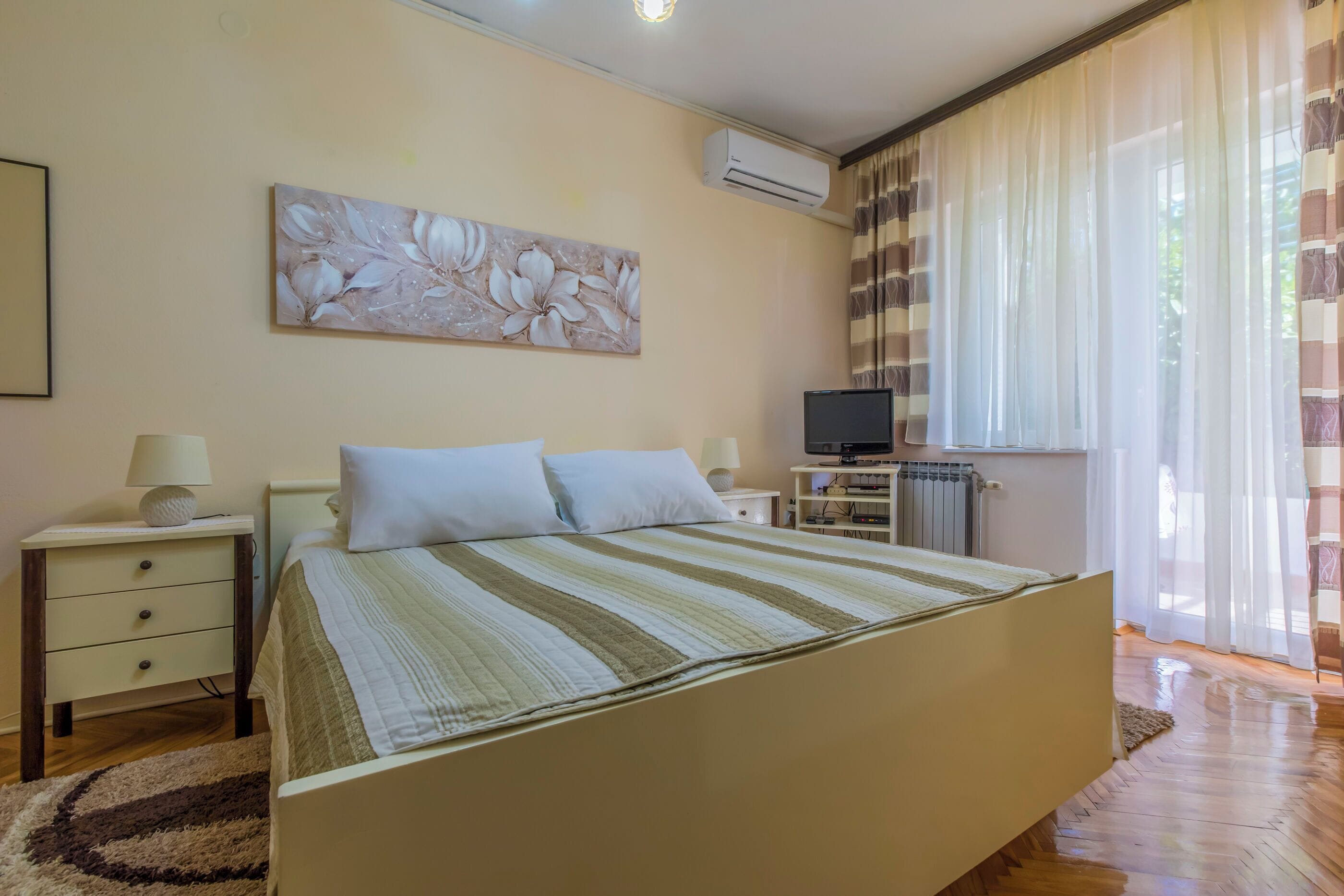 Room (S1) | Free WiFi