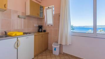 Studio (A2) | Private kitchen | Fridge