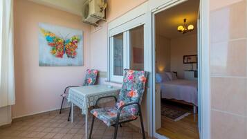 Studio (A2) | Dining