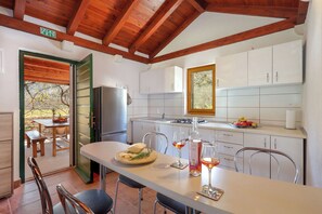 House | Private kitchen | Fridge, stovetop, espresso maker, electric kettle - House Irena (Postira)