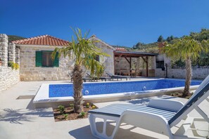 Outdoor pool - House Irena (Postira)