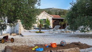 Courtyard - House Irena (Postira)