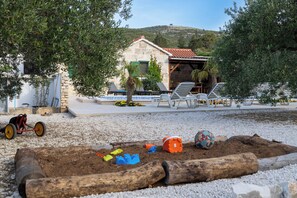 Courtyard - House Irena (Postira)