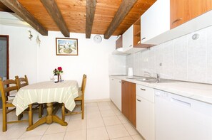 Ház | Privát konyha | Hűtőszekrény, sütő, főzőlap és mosogatógép