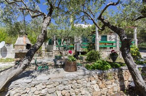 Courtyard - House Ivan (Bol)