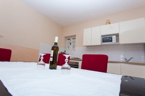 Appartement (A1) | Cuisine privée | Réfrigérateur, surface de cuisson, vaisselle et ustensiles