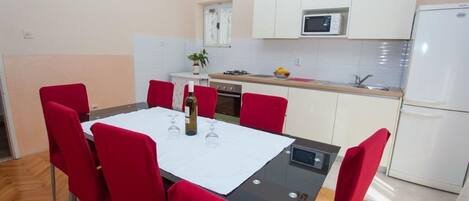 Appartement (A1) | Cuisine privée | Réfrigérateur, surface de cuisson, vaisselle et ustensiles