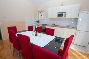 Kühlschrank, Herdplatte, Kochgeschirr/Geschirr/Besteck