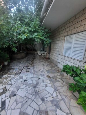 Courtyard - Apartments Zeljko (Makarska)