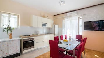 Apartment (A1) | Private kitchen | Fridge, stovetop, cookware/dishes/utensils