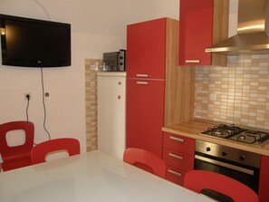 Refrigerador, horno, placa de cocina, tetera/pava eléctrica