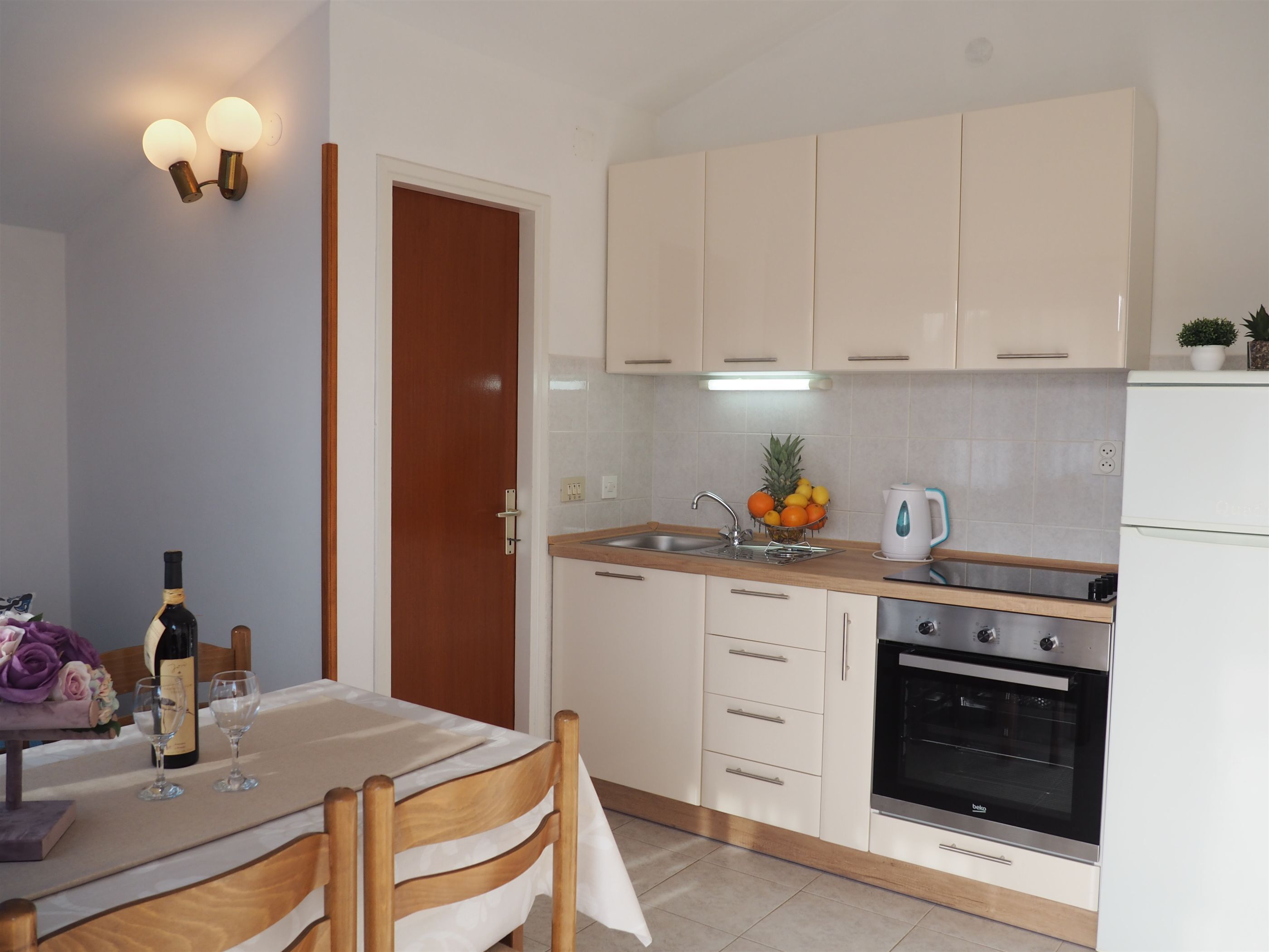 Apartment (A2) | Private kitchen | Fridge, oven, stovetop, electric kettle