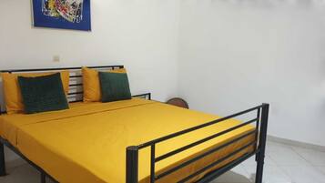 3 bedrooms, iron/ironing board, bed sheets