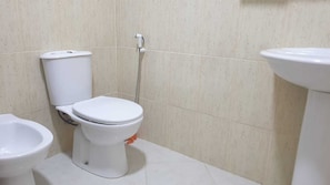 Shower, bidet, towels, soap - Terminus: 5-minute walk from Ngaparou beach, 3-bedroom house (Ngaparou)