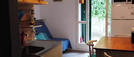 Appartement (A1) | Cuisine privée | Réfrigérateur, four à micro-ondes, un four, surface de cuisson