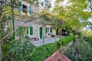 Building design - (Omis)