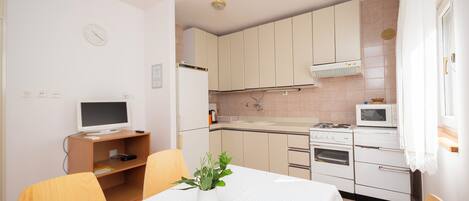 Apartment (A1) | Private kitchen | Fridge, oven, stovetop, cookware/dishes/utensils