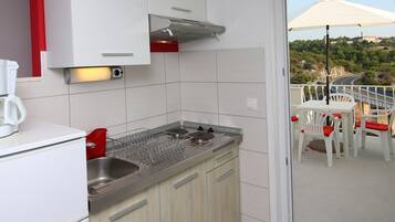Apartment (A2) | Eigene Küche | Kühlschrank, Herdplatte, Espressomaschine, Wasserkocher