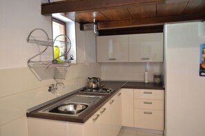 Refrigerador, placa de cocina, utensilios de cocina