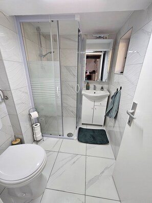 Maison | Salle de bain | Douche, savon, papier de toilette