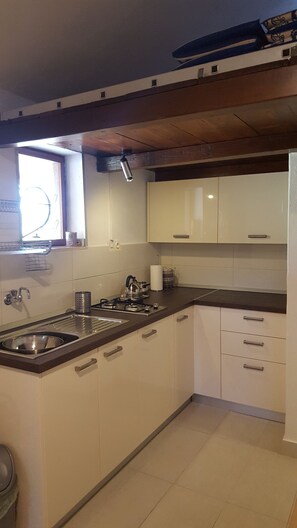 Nhà | Bếp riêng | Tủ lạnh, bếp nấu, dụng cụ nấu nướng/bát dĩa/dao nĩa, dụng cụ vệ sinh