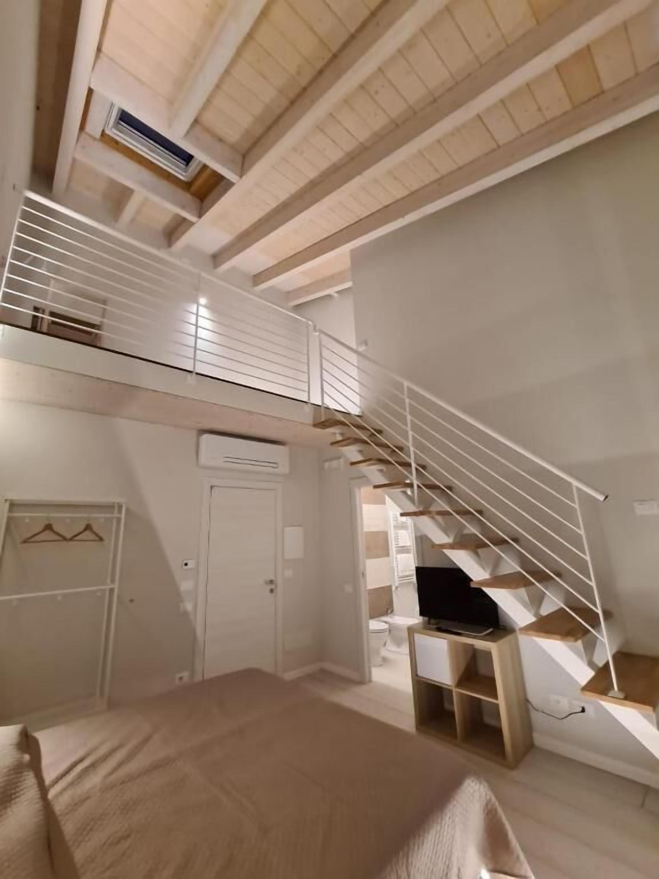 Camera Comfort con letto matrimoniale o 2 letti singoli, vista cortile (2) | Una scrivania, postazione laptop, ferro/asse da stiro, Wi-Fi gratuito