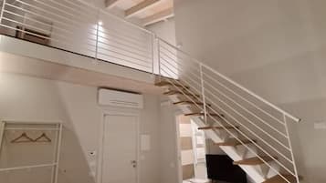 Camera Comfort con letto matrimoniale o 2 letti singoli, vista cortile (2) | Una scrivania, postazione laptop, ferro/asse da stiro, Wi-Fi gratuito