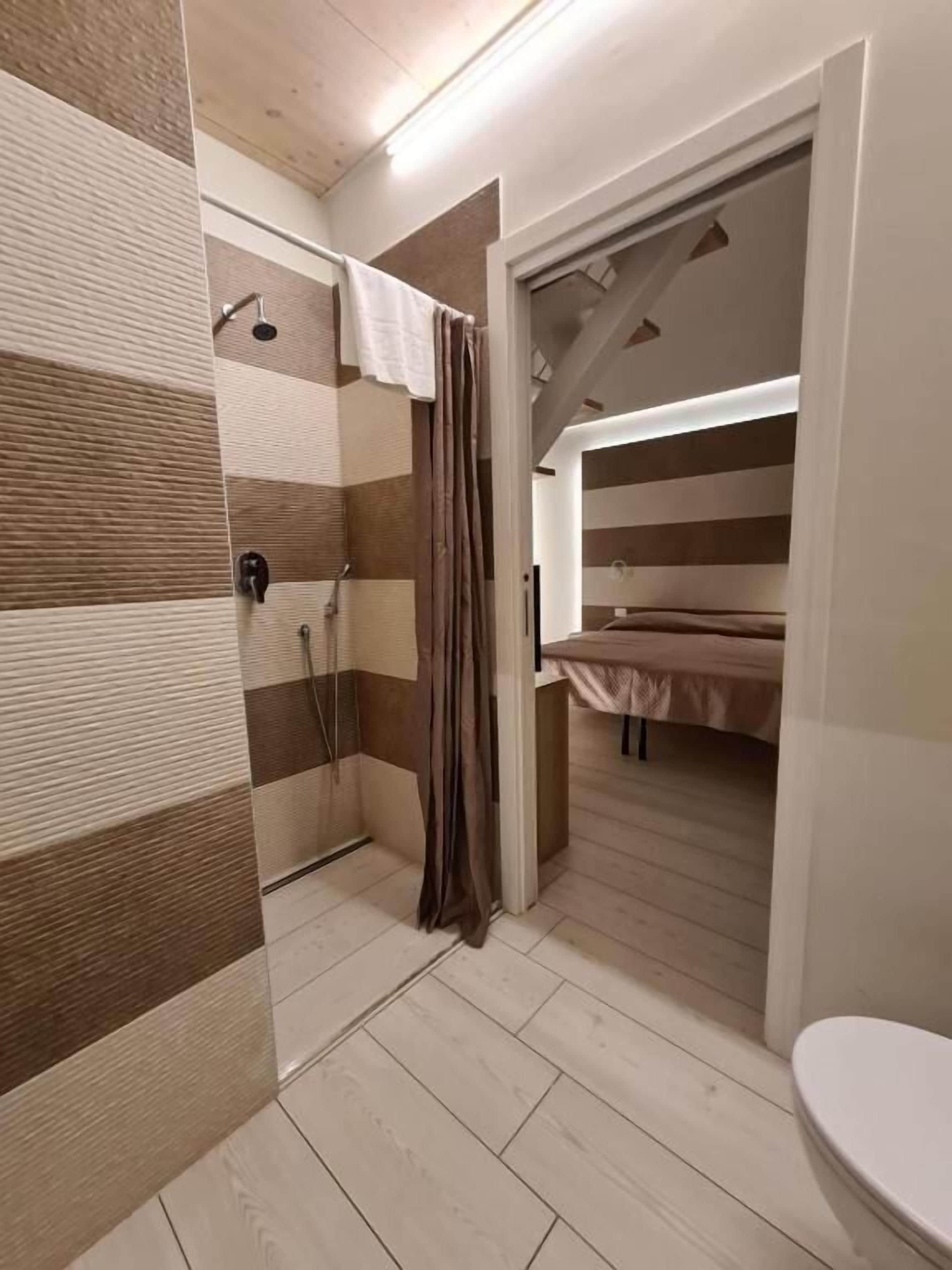 Habitación Confort con 1 cama matrimonial o 2 individuales, vista al patio (2) | Baño | Regadera, secadora de cabello, toallas, jabón 