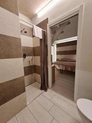 Habitació doble o amb dos llits individuals Comfort, vistes al pati (2) | Bany | Dutxa, assecador de cabells, tovalloles i sabó 