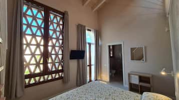 Una scrivania, postazione laptop, ferro/asse da stiro, Wi-Fi gratuito