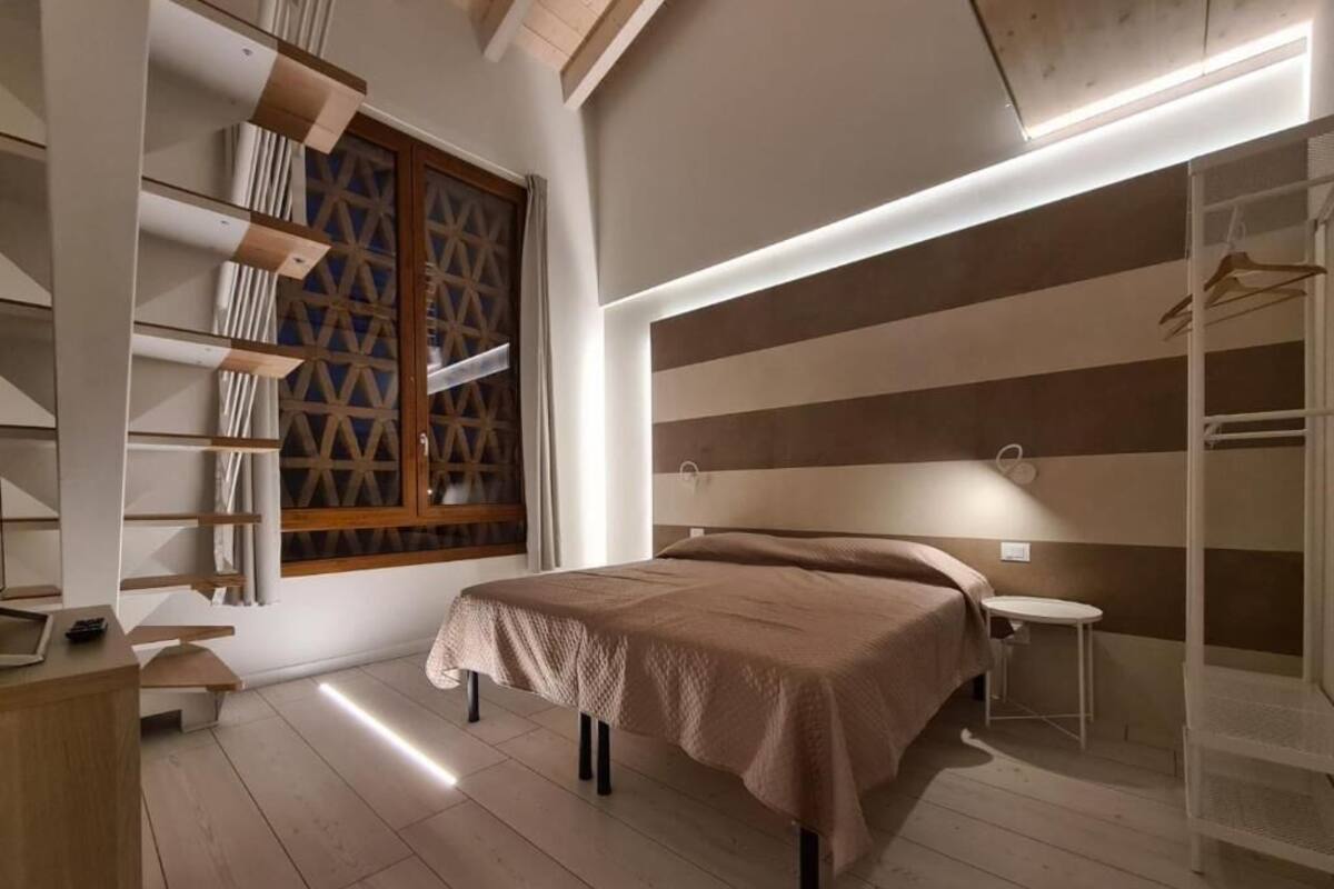 Comfort Double or Twin Room, Courtyard View (2) | Meja, ruang kerja komputer riba, seterika/papan seterika, Wi-fi percuma