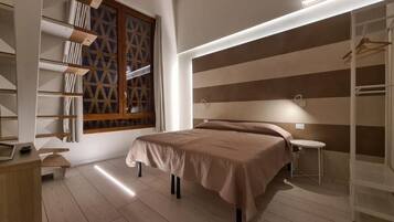 Quarto casal ou duplo conforto, vista para o pátio (2) | Escrivaninha, espaço de trabalho para notebook