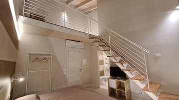 Chambre Confort Double ou avec lits jumeaux, vue cour intérieure (2)