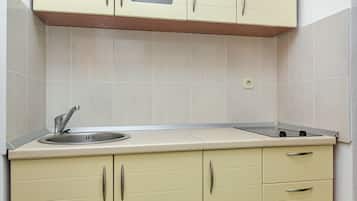 Studio (A6) | Privékeuken | Een koelkast, kookgerei, borden en bestek