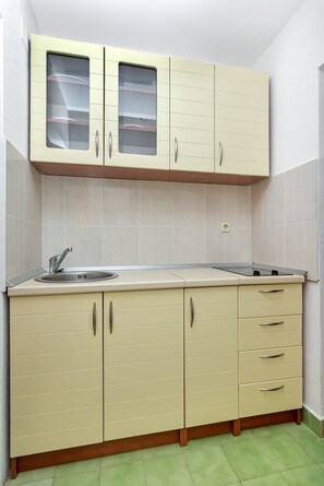 Studio (A6) | Privékeuken | Een koelkast, kookgerei, borden en bestek