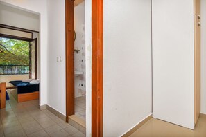 Căn hộ (A10) | Nội thất lối vào