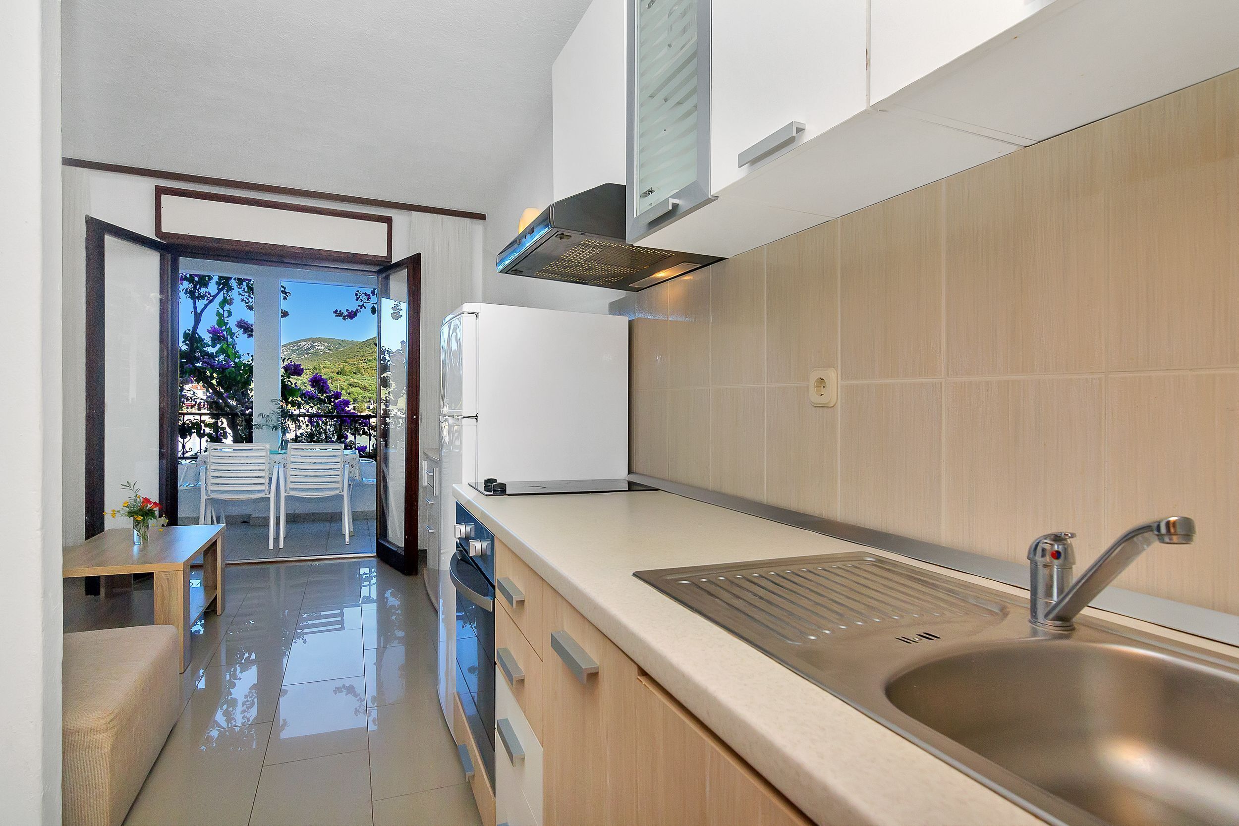 Appartement (A10) | Privékeuken | Een koelkast, kookgerei, borden en bestek