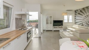 apartman (A4) | Privát konyha | Hűtőszekrény, sütő, főzőlap és elektromos vízforraló