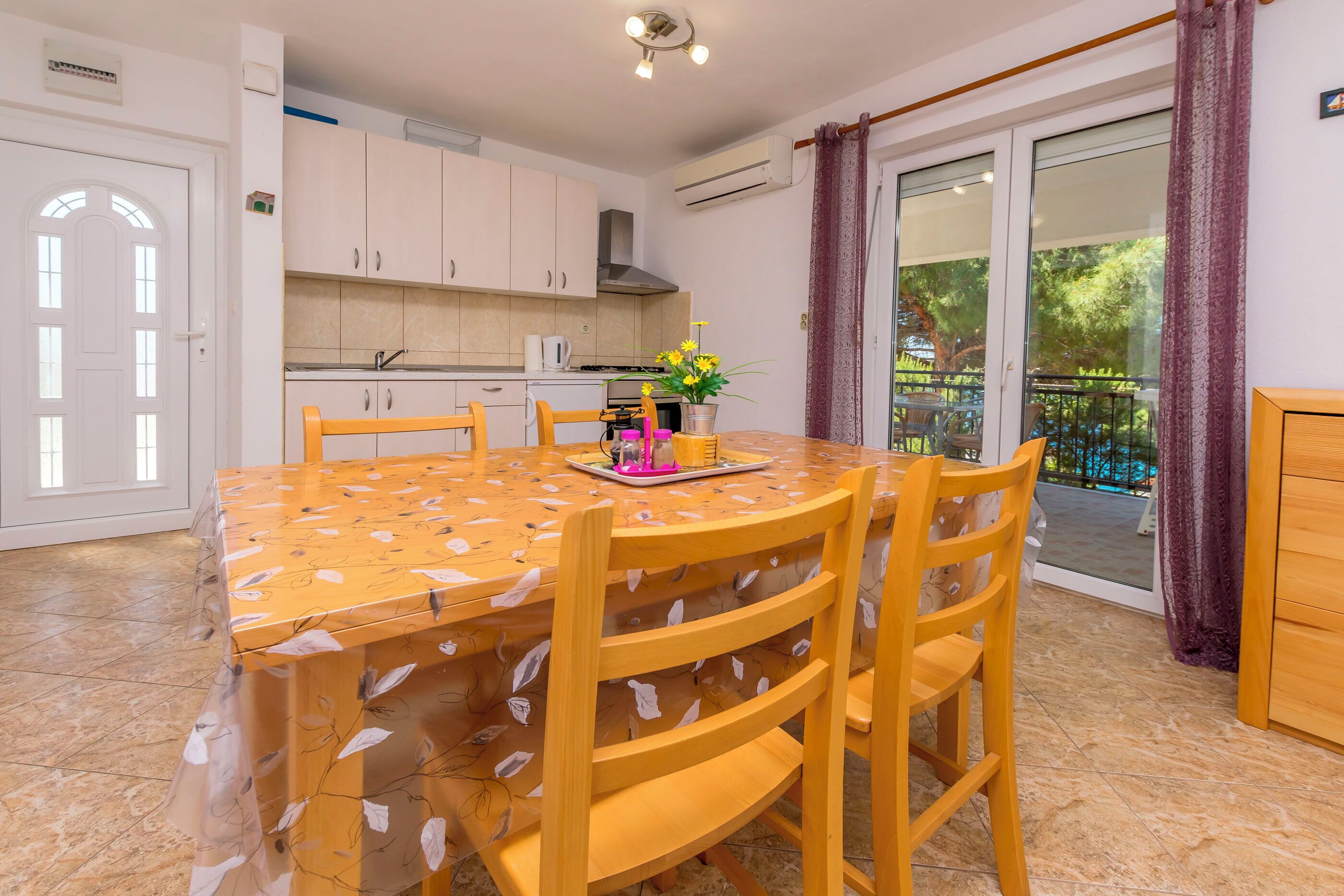 Apartment (A1) | Private kitchen | Fridge, oven, stovetop, electric kettle