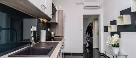 Apartment (A1) | Private kitchen | Fridge, oven, stovetop, dishwasher