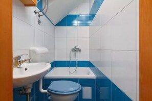 Căn hộ (A1) | Phòng tắm | Bồn tắm, khăn tắm, giấy vệ sinh 