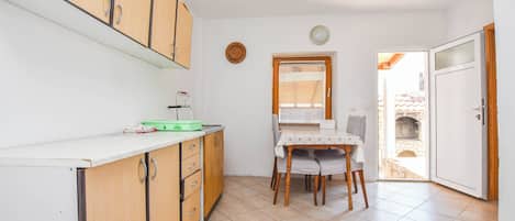 Maison | Cuisine privée | Réfrigérateur, un four, surface de cuisson, vaisselle et ustensiles