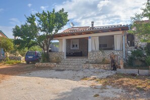 Courtyard - House Romano (Pasman)