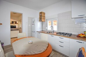 Talo | Yksityinen keittiö | Jääkaappi, liesi, keittoastiat/astiat/ruokailuvälineet, pakastin