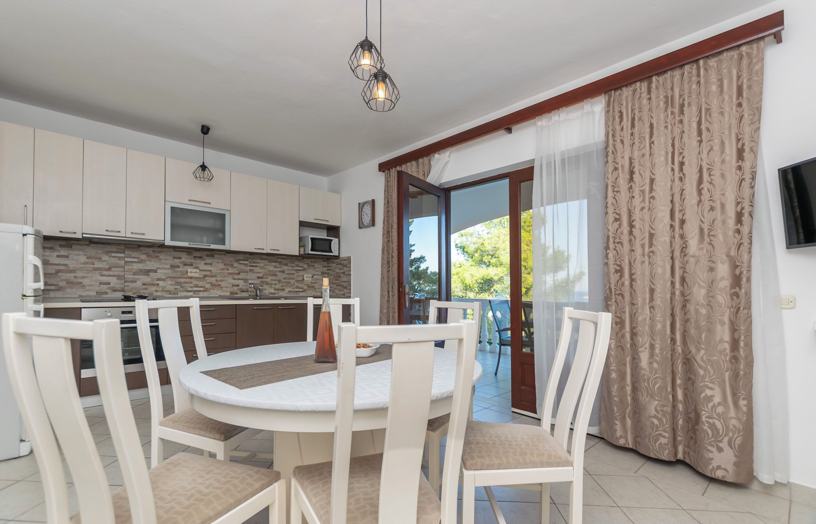 House | Private kitchen | Fridge, microwave, oven, stovetop