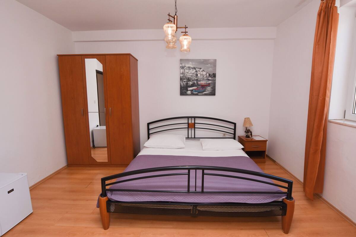 Room (S7)