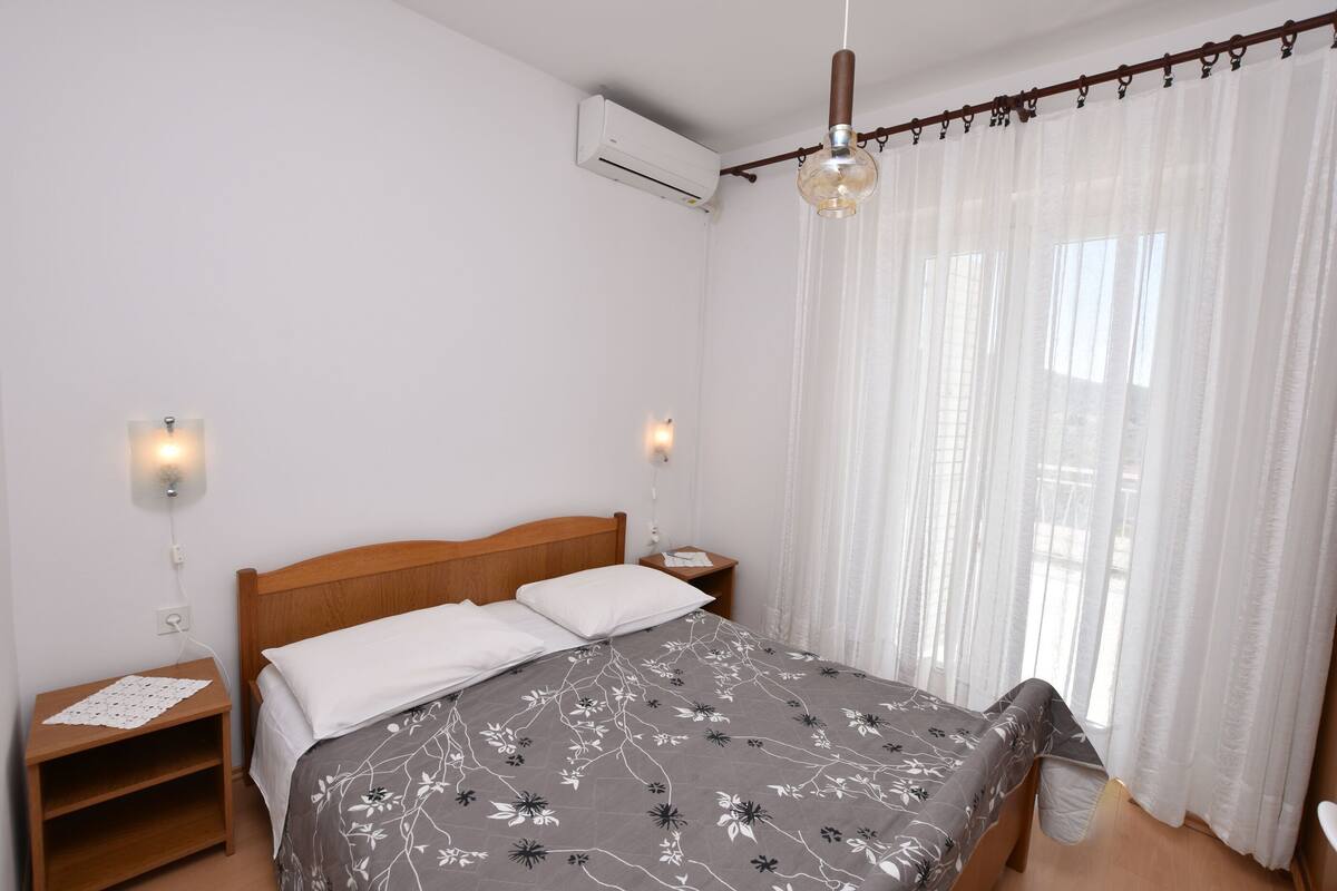 Room (S4)